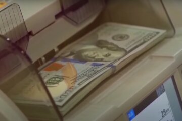 Доллары. Фото: скриншот YouTube-видео