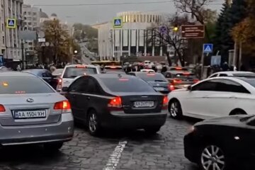 Улица Грушевского перекрыта. Фото: скриншот Youtube-видео