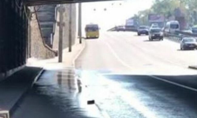 Улица превратилась в реку, а мост - в водопад: Киев опять заливает, причины