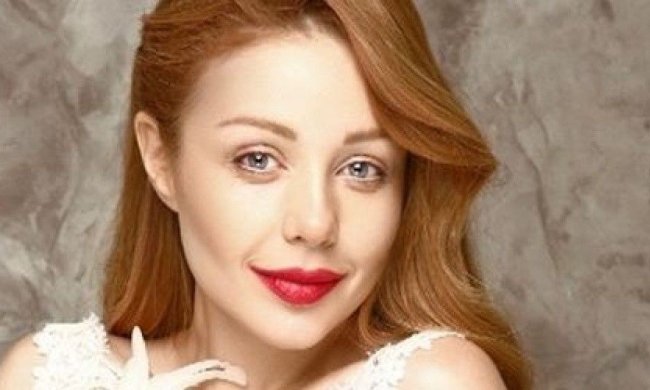 Вы очень удивитесь: но Тина Кароль вышла на улицу в одной ночнушке, из-под нее все видно