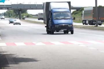 Автомобіль на дорозі. Фото: скріншот YouTube-відео