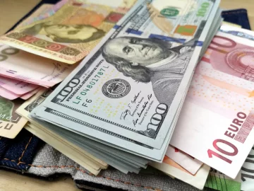 Украинцев предупредили, что делать со сбережениями в долларах и евро, фото: Факты