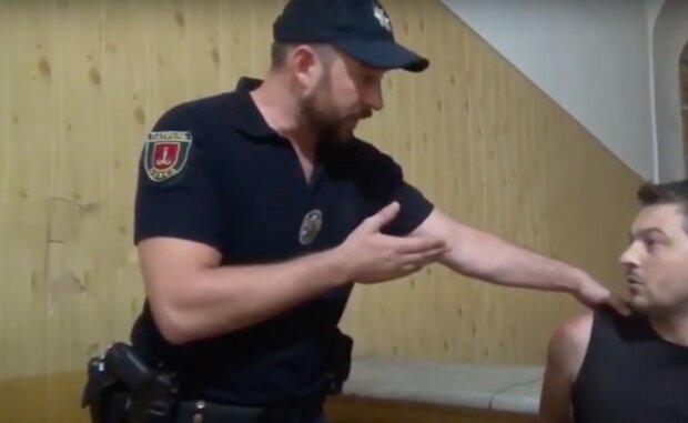 Полицейский избил подростка во время патрулирования в Одессе. Фото5 скриншот YouTUbe