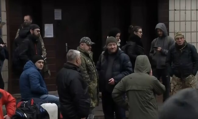 Військовозобов'язані. Фото: скріншот YouTube-відео