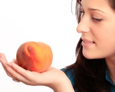 Врачи рассказали, кому категорически нельзя есть персик: опасно для здоровья