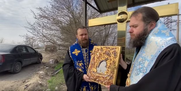 В Одессе священники молились, чтобы коронавирус не проник в город. Фото: скриншот YouTube