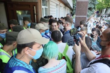 Столкновения под судом. Фото: скриншот YouTube.