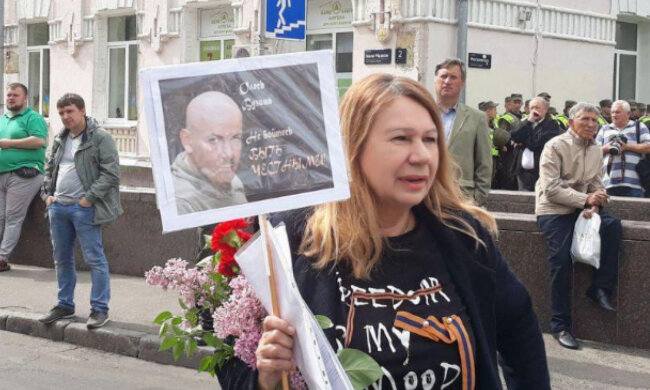 Полиция задержала мать погибшей регионалки Бережной — ходила с запрещенной символикой