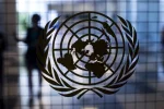 Прапор США на тлі будівлі ООН
