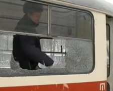 В Николаеве обстреляли трамвай. Фото: YouTube
