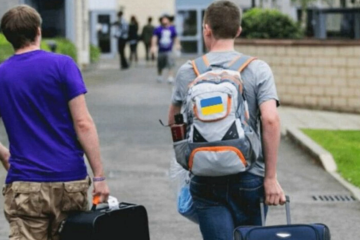 Кабмін випустив постанову про виїзд молоді з України. Фото: YouTube