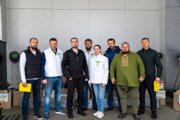 БФ молодежной инициативы «Надежда», Валерий Дубиль и Вита Присяжнюк передали помощь разведчикам ГУР — технику лично принял Кирилл Буданов