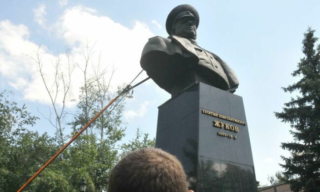 Скандал с памятником Жукову: у Вятровича уже остро ответили Зеленскому