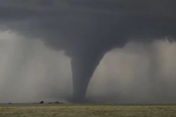 В Украине пронесся мощный смерч. Фото: скриншот YouTube