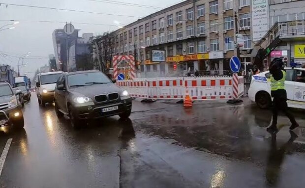 Киевскому мосту опять не повезло, перекроют до осени: к чему готовиться водителям