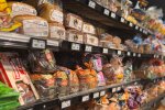 Полиці супермаркету з продуктами та цінниками