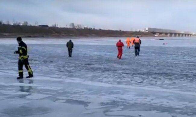 Лед на Днепре. Фото: скриншот YouTube