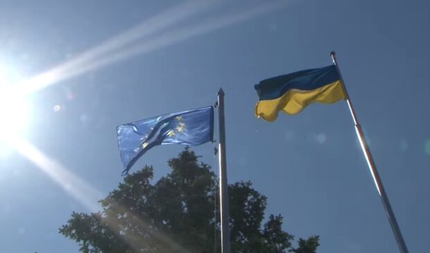 Флаги ЕС и Украины. Фото: скриншот Youtube-видео