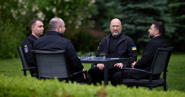 Президент Зеленський проводить спеціальну нараду з військово-політичним керівництвом