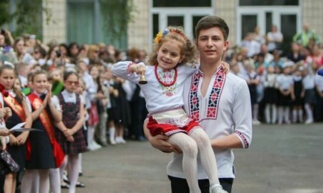 Будут праздновать весь день: как пройдет "Последний звонок" в этом году в школах Киева