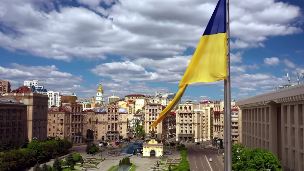 Хто із українців отримає виплати до Дня незалежності. Фото: YouTube