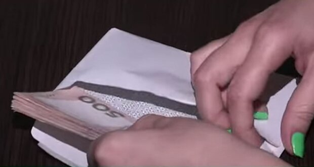 Деньги в конверте. Фото: скриншот YouTube-видео