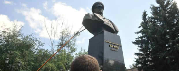 Скандал с памятником Жукову: у Вятровича уже остро ответили Зеленскому