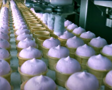 Изготовление мороженого. Фото: скриншот YouTube-видео.