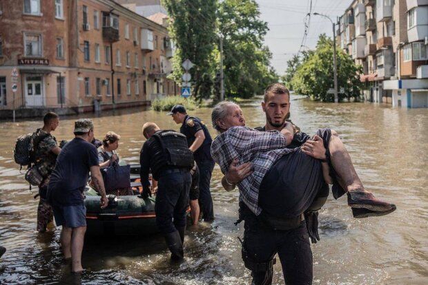 Эвакуация людей в Херсоне. Фото: Telegram