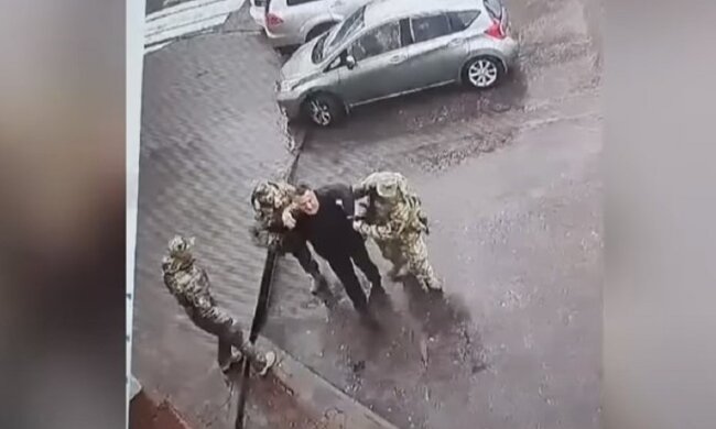 Драка с военными. Фото: скриншот Youtube-видео