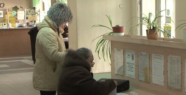 Украинцам раздадут почти по тысяче гривен: документы принимают уже с 1 декабря, подробности