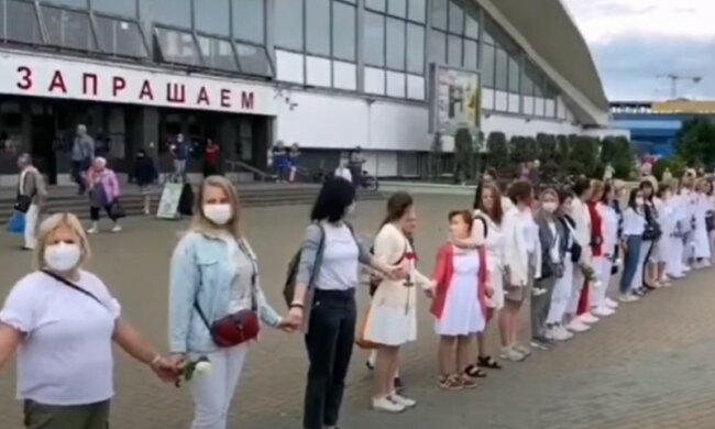 Женщины в белом заполонили центр Минска. Фото: скриншот YouTube