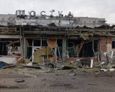 Зруйнована будівля вокзалу Шостка після нічної атаки російських дронів-шахедів