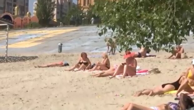 Киевляне штурмуют пляжи столицы: жара заставила снять маски и расслабиться