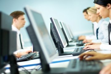 Офисные работники. Фото: goloskarpat.info