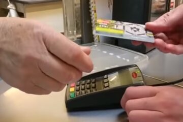 Банковская карта. Фото: скриншот YouTube-видео