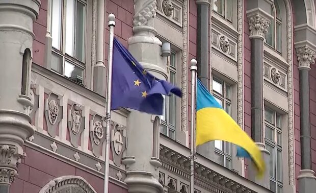 Прапор України та Прапор ЄС. Фото: YouTube, скрін