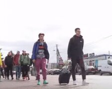 Мужчины на границе. Фото: скриншот YouTube-видео