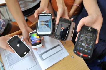 Это удар ниже пояса: Рада хочет запретить гаджеты школьникам