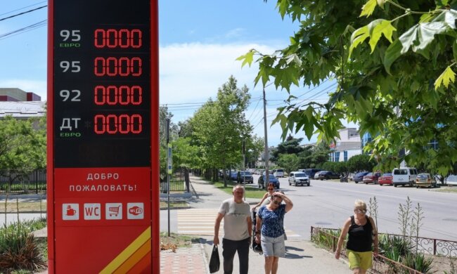 Закрита автозаправна станція в окупованому Криму під час паливної кризи в росії, червень 2026
