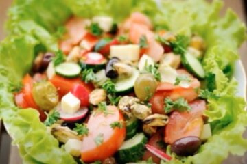 Салат з мідіями та чері. Фото: скріншот YouTube