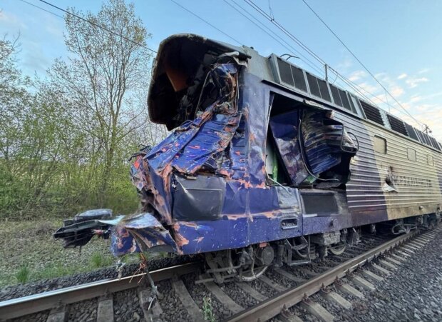 На Львівщині сталася жахлива аварія, через ДТП з рейок зійшов потяг. Фото: Telegram
