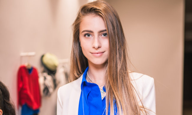 Внучка Софии Ротару в коротких шортиках отправилась на велопрогулку. Фото