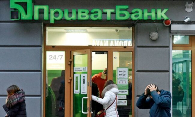 Обдираловка на ровном месте: клиенты ПриватБанка в гневе, деньги за "воздух"