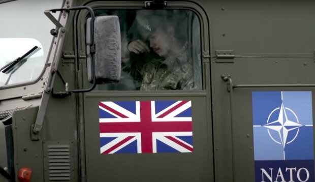 Британский военный. Фото: YouTube, скрин