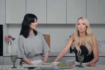 Маша Єфросиніна та Оля Полякова. Фото: скріншот YouTube-відео