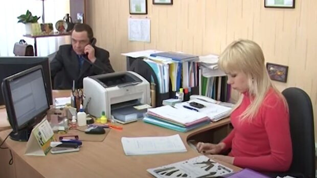 Офисные сотрудники. Фото: скриншот YouTube-видео