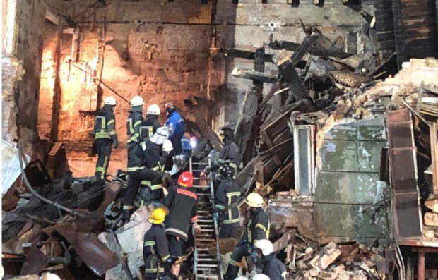 Спасатели ищут под завалами тела людей, фото Думская