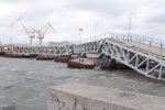 В Николаеве из-за мощнейшего ветра обрушилось часть моста. Фото: скрин youtube