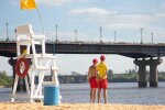 На пляжах Киева появились новые флаги: где категорически запретили купаться